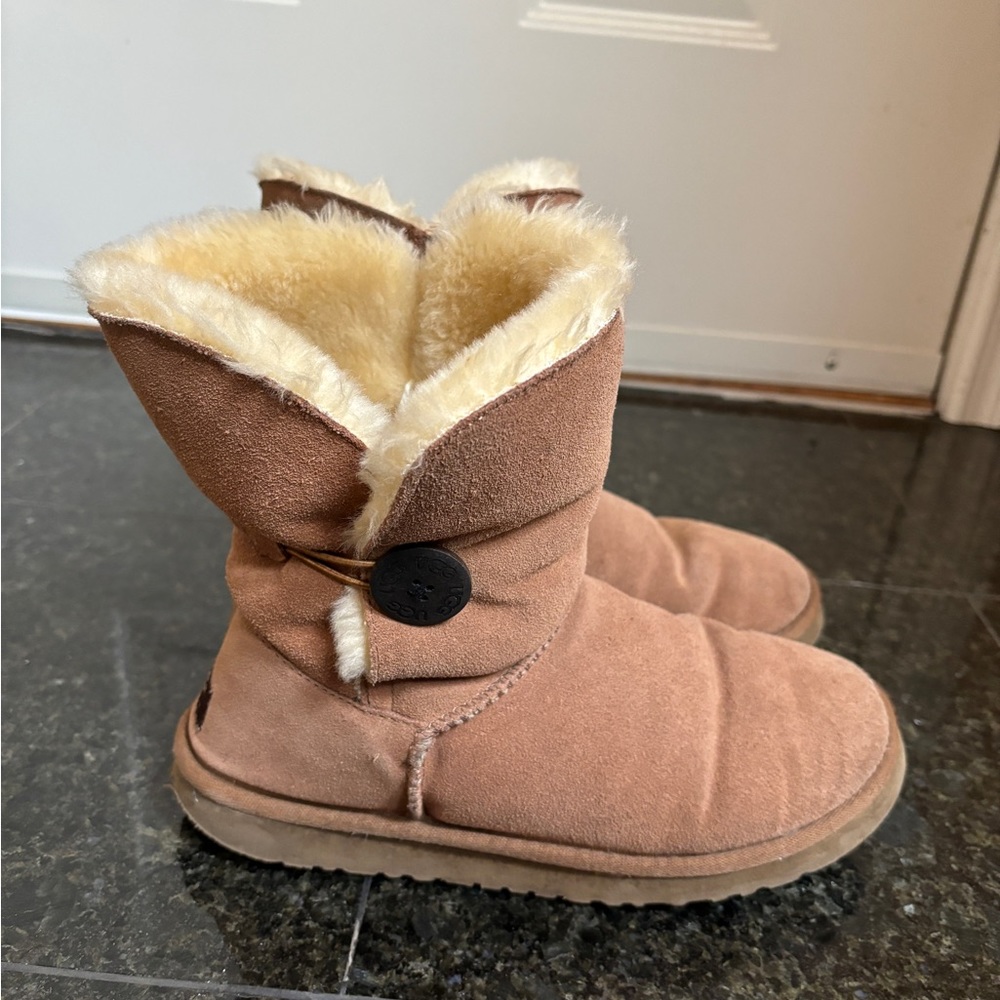 Ugg boots in tan color (US Womens Size 8. Fits like a Womens size 7)